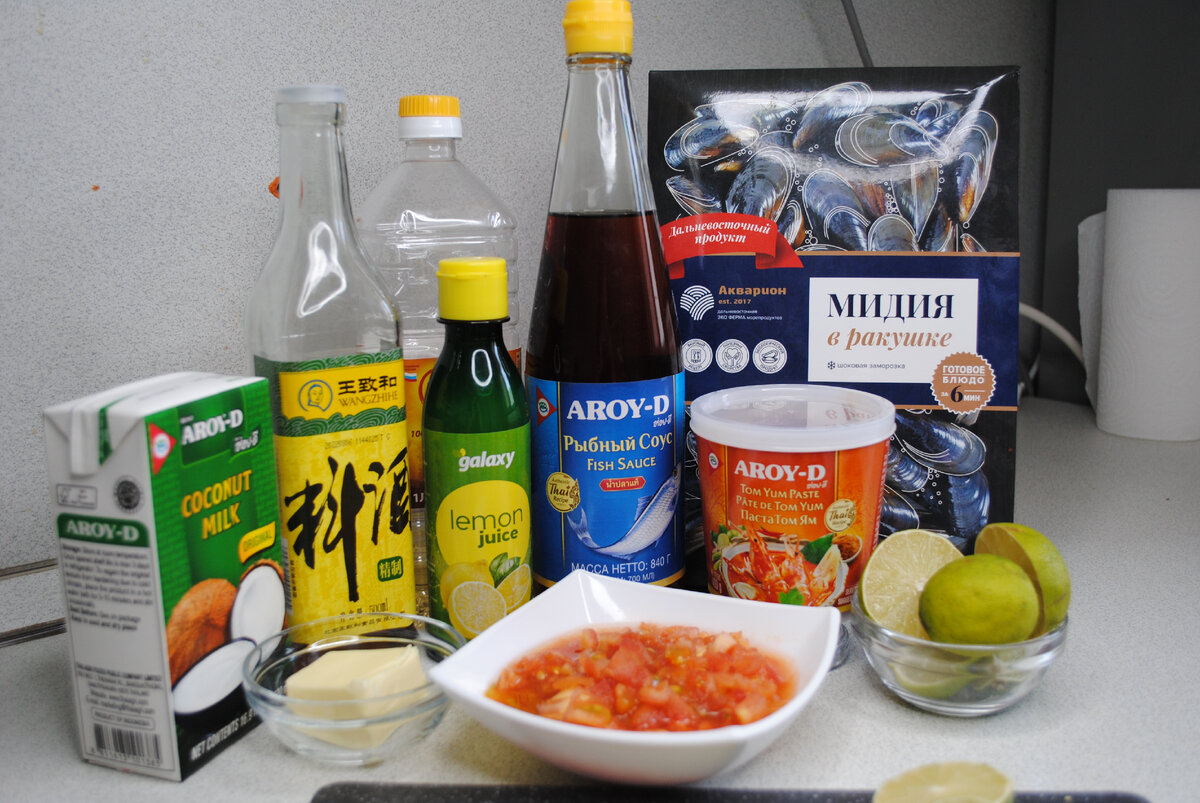 Ингредиенты (бутылка с желтой этикеткой и иероглифами - рисовое кулинарное вино)