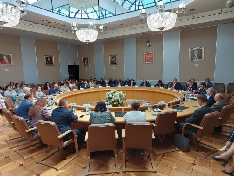    В Оренбурге прошел областной форум Общественной палаты «2023 год — год педагога и наставника. Шаг к будущему» Кристина Просвиркина