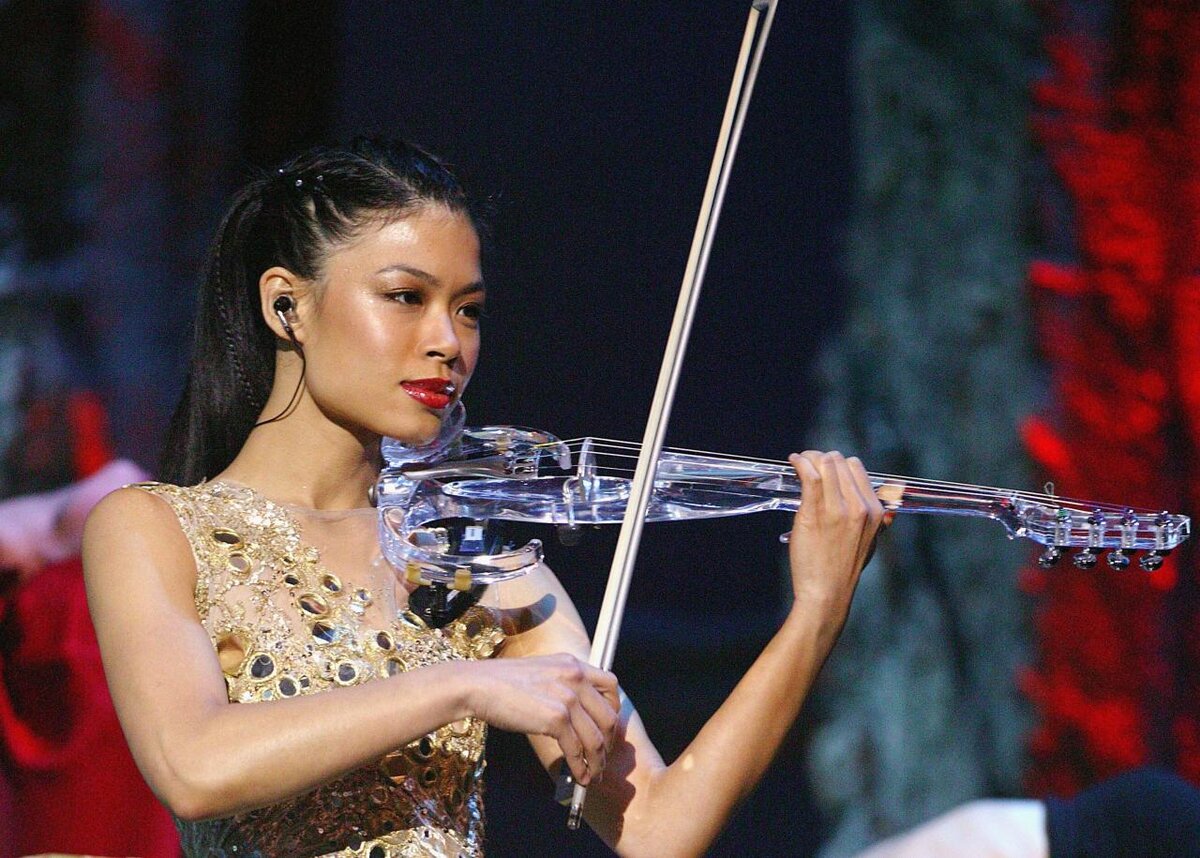 Удивительна мэй. Ванесса Мэй. Скрипачка Ванесса Мэй. Vanessa-Mae 2022. Ванесса Мэй скрипка.