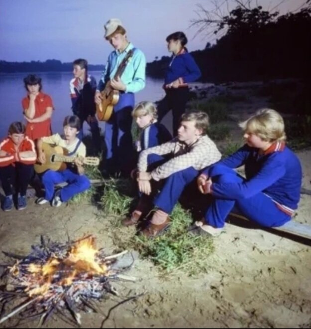 Песни под гитару у костра... Кто помнит?