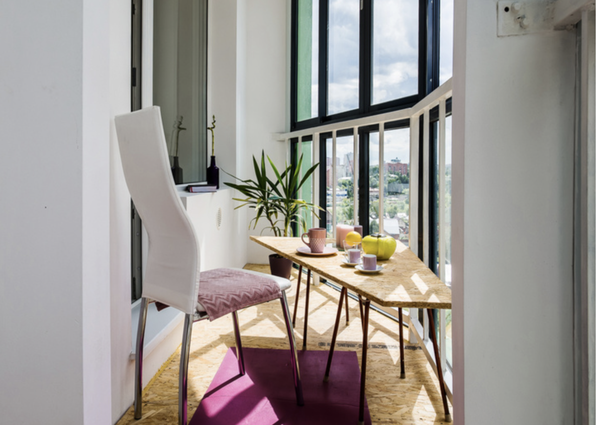 А вот так семья из Новосибирска обустроила свой маленький балкон в новостройке. Получилось идеальное местечко для утреннего кофе в одиночестве