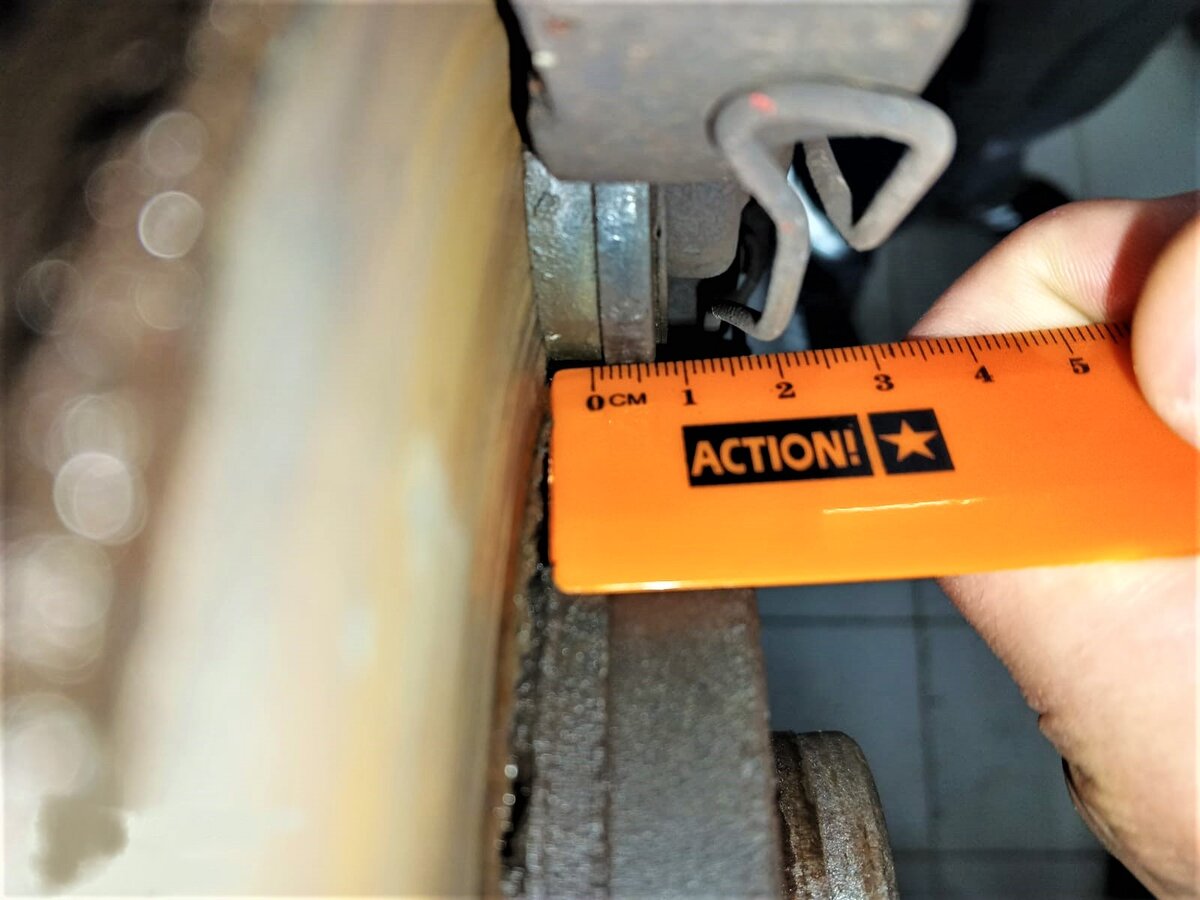 Тормозные колодки после 7 лет использования. При степени износа тормозных колодок более 50 % экстренное торможение  очевидно уменьшит рабочую поверхность, так что есть повод задуматься о замене.