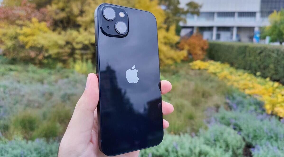 Сравнение iPhone 11 и iPhone 13. Какой смартфон выгоднее купить в 2023 году  по соотношению цена/качество? | ОБЗОРРО - канал в YouTube | Дзен