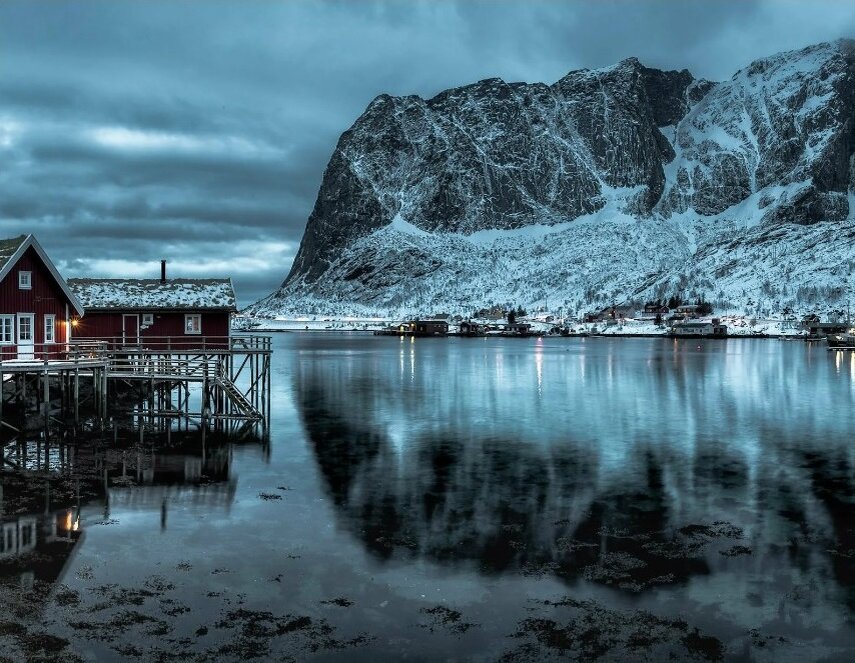 Потрясающий сдержанный пейзаж и нордический климат Скандинавии отражается и в интерьере - это минимализм, функциональность и экологичность.