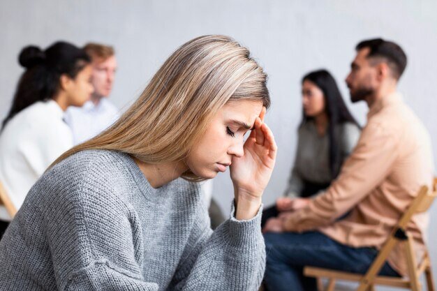 Изображение от <a href="https://ru.freepik.com/free-photo/side-view-of-sad-woman-at-a-group-therapy-session_11108636.htm#query=%D1%81%D1%82%D1%8B%D0%B4&position=1&from_view=search&track=sph">Freepik</a>