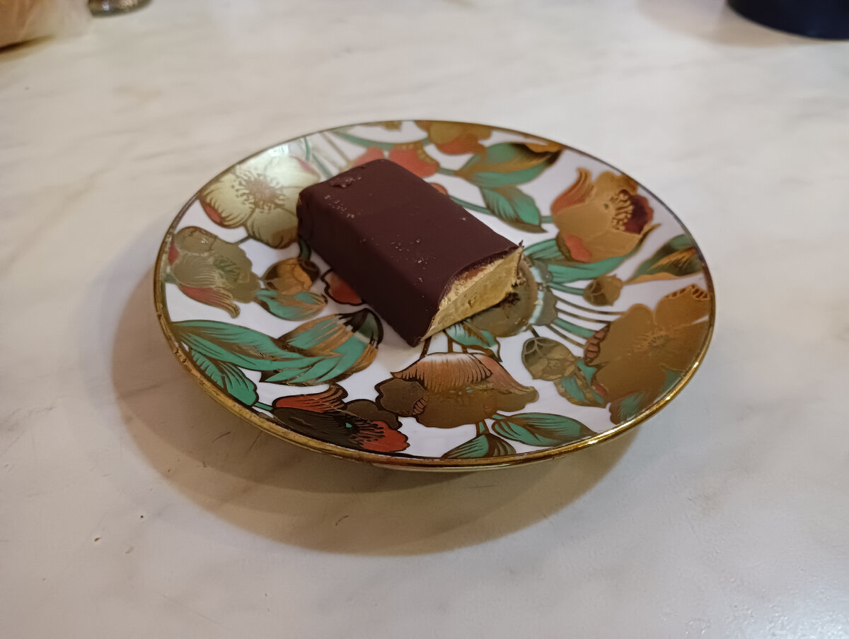 Половинка арахисовой халвы на фруктозе (но это не специально, просто она вкусная).