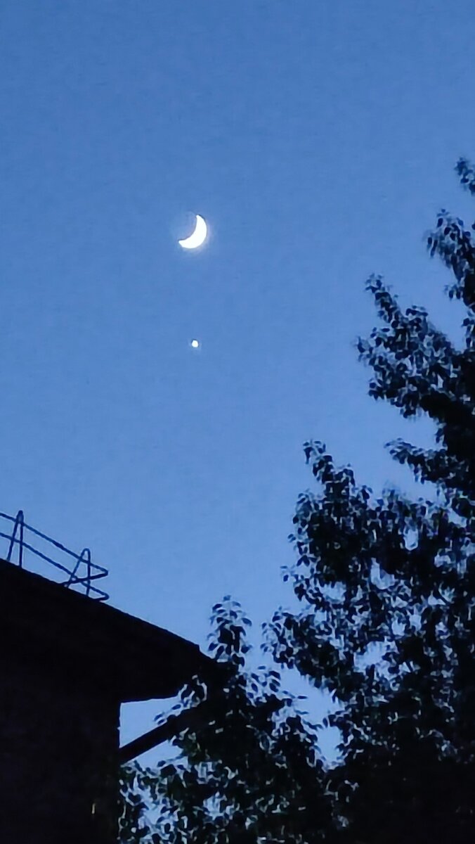 Соединение растущей Луны и Венеры