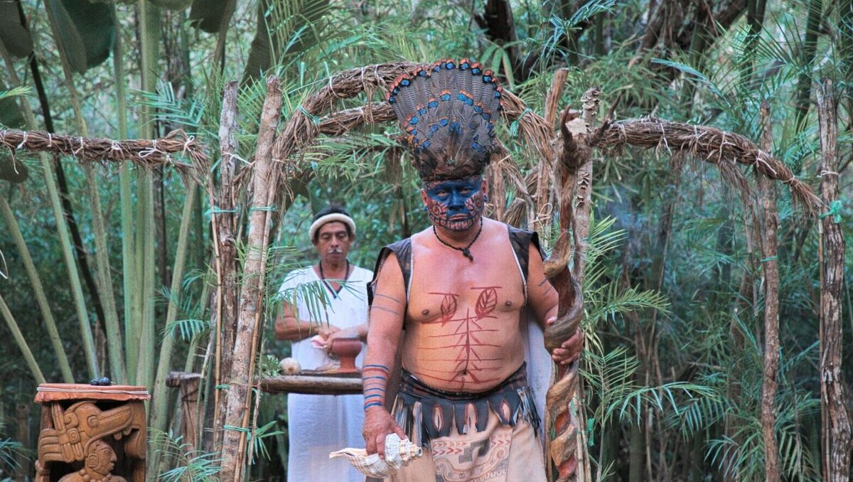     Лесное хозяйство в городе Азове Ростовской области всегда было излюбленным местом для прогулок местных жителей. Ведь именно здесь, среди полувековых деревьев с пышными кронами, можно было насладиться свежим воздухом, без химических выбросов, пыли и запахов. Однако сегодня ситуация изменилась.