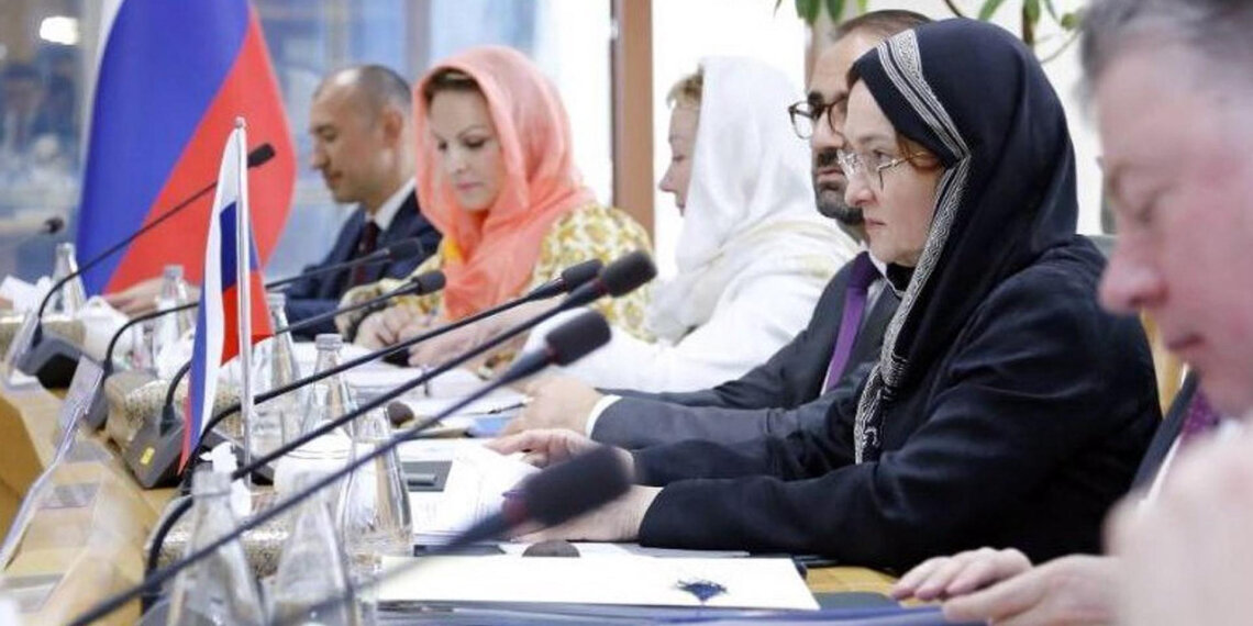 Какой контраст между милыми барышнями в светлых платках и суровой тетенькой в черном)))