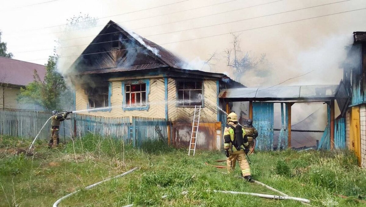 В Можге продолжают ликвидировать пожар в частном доме. Погибли двое |  udm-info.ru | Дзен