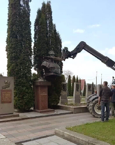 Вандализм на Украине. В Ровно снесли памятник Герою Советского Союза Николаю Кузнецову.  /фото реставрировано мной, изображение взято из открытых источников/