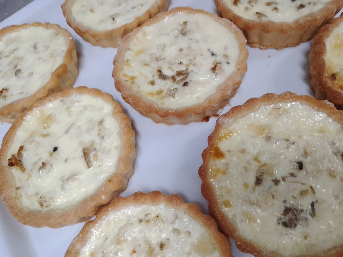 Киш с курицей и грибами.