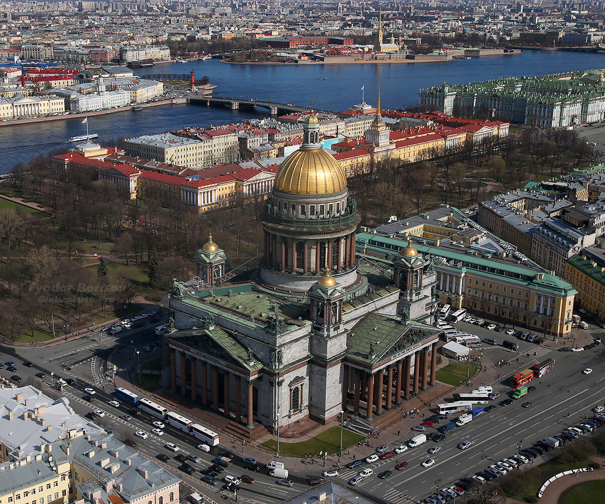 1. Наверное можно сказать, что в этом ракурсе Петербурга больше всего. Нет, город, разумеется намного больше - он огромный. Но тут сразу три основные доминанты - Исаакий, Адмиралтейство и Петропавловская крепость, Зимний и стрелка Васильевского острова.   