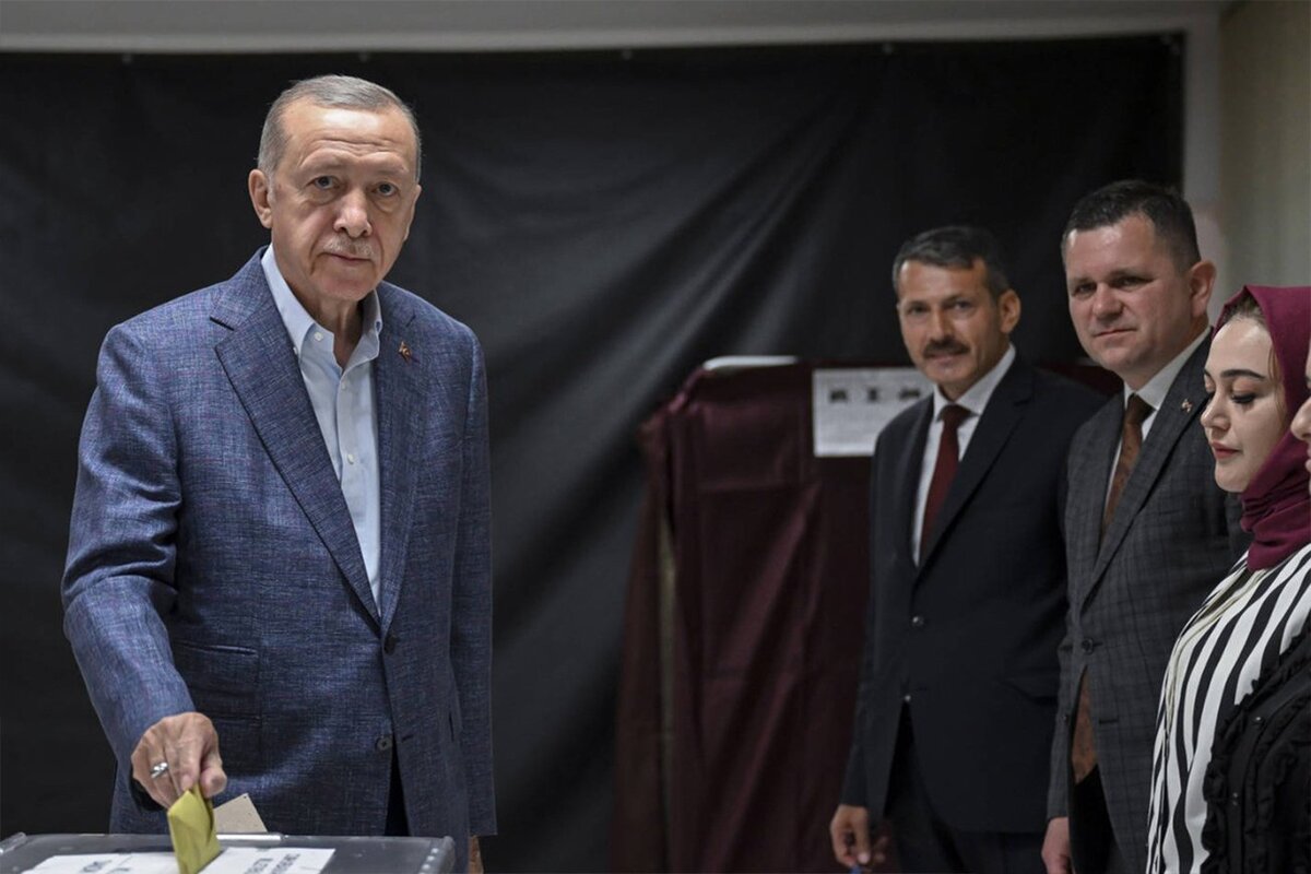 Реджеп Эрдоган на избирательном участке в Стамбуле 14 мая. Фото: GlobalLookPress