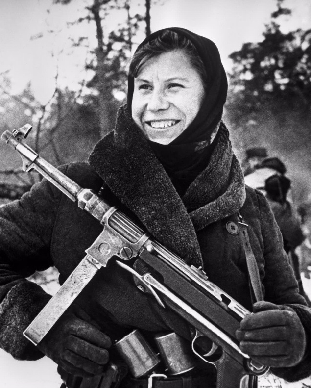 Белорусская партизанка Настя с трофейным MP-38 
