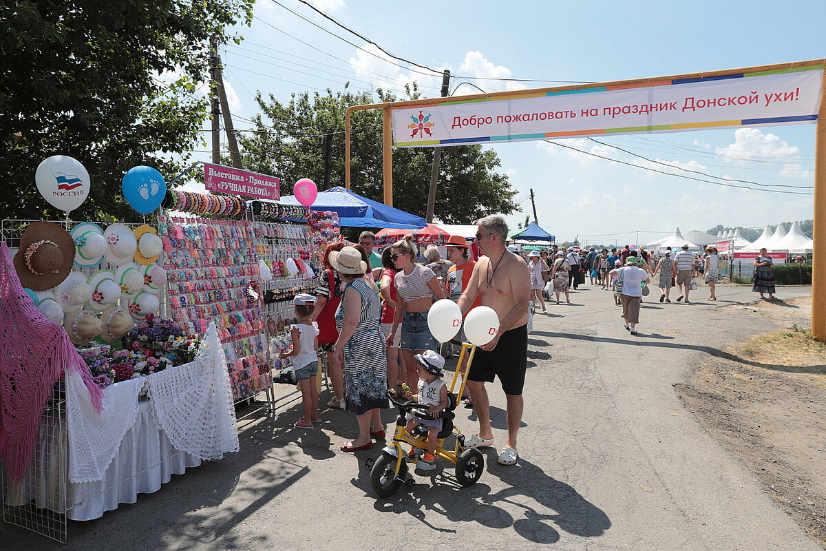 Праздник донской ухи. Проводится практически по всей территории Ростовской области. Хотите ещё и моря. Азовский район к вашим услугам. В прошлом году народ "отпробовал" 2000 литров ухи. Это не считая всего остального. Проводится обычно в середине лета. А есть ещё Донская лоза, Винный фестиваль, Чеховский фестиваль и так далее. Картинка из открытых источников.