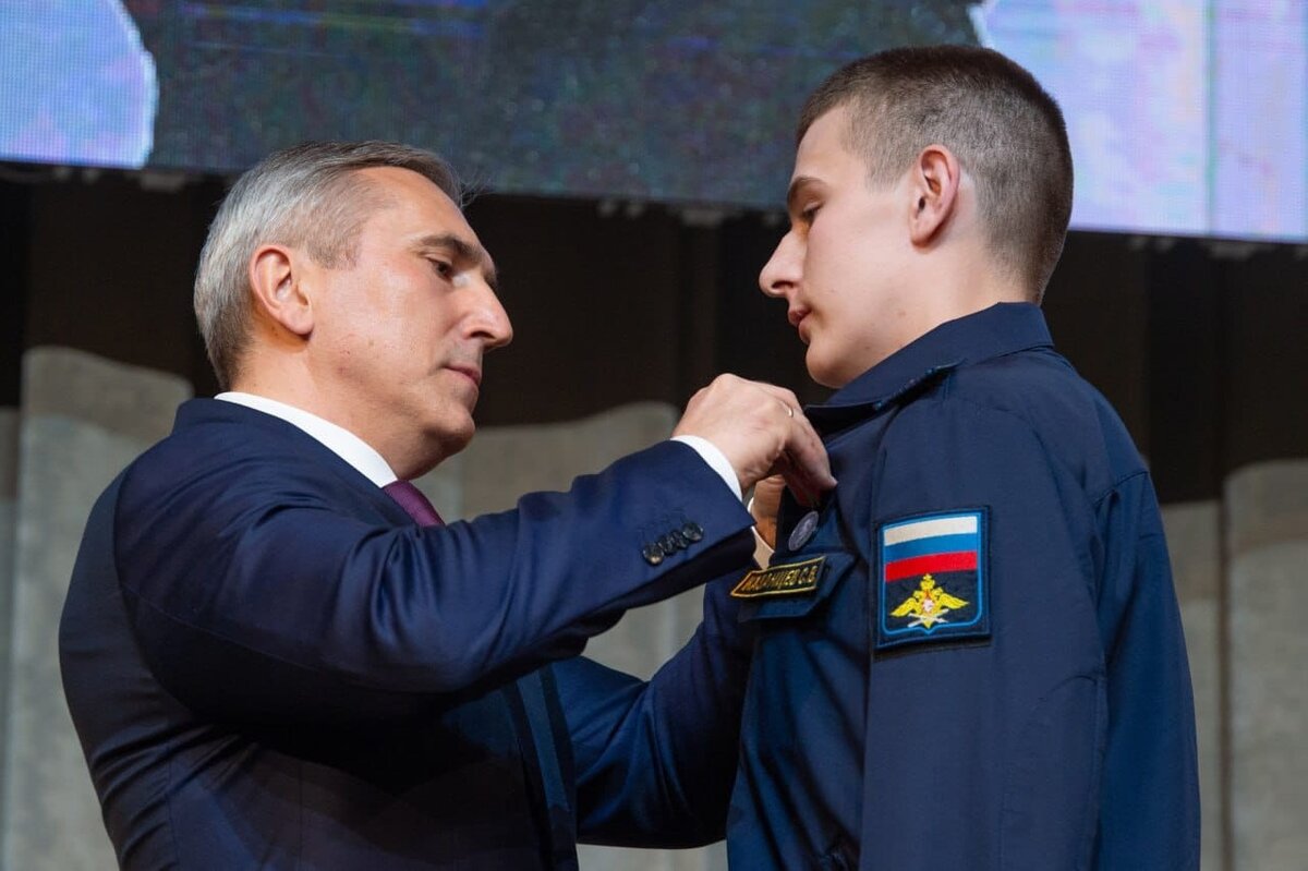 Медаль Семену вручил губернатор Александр Моор