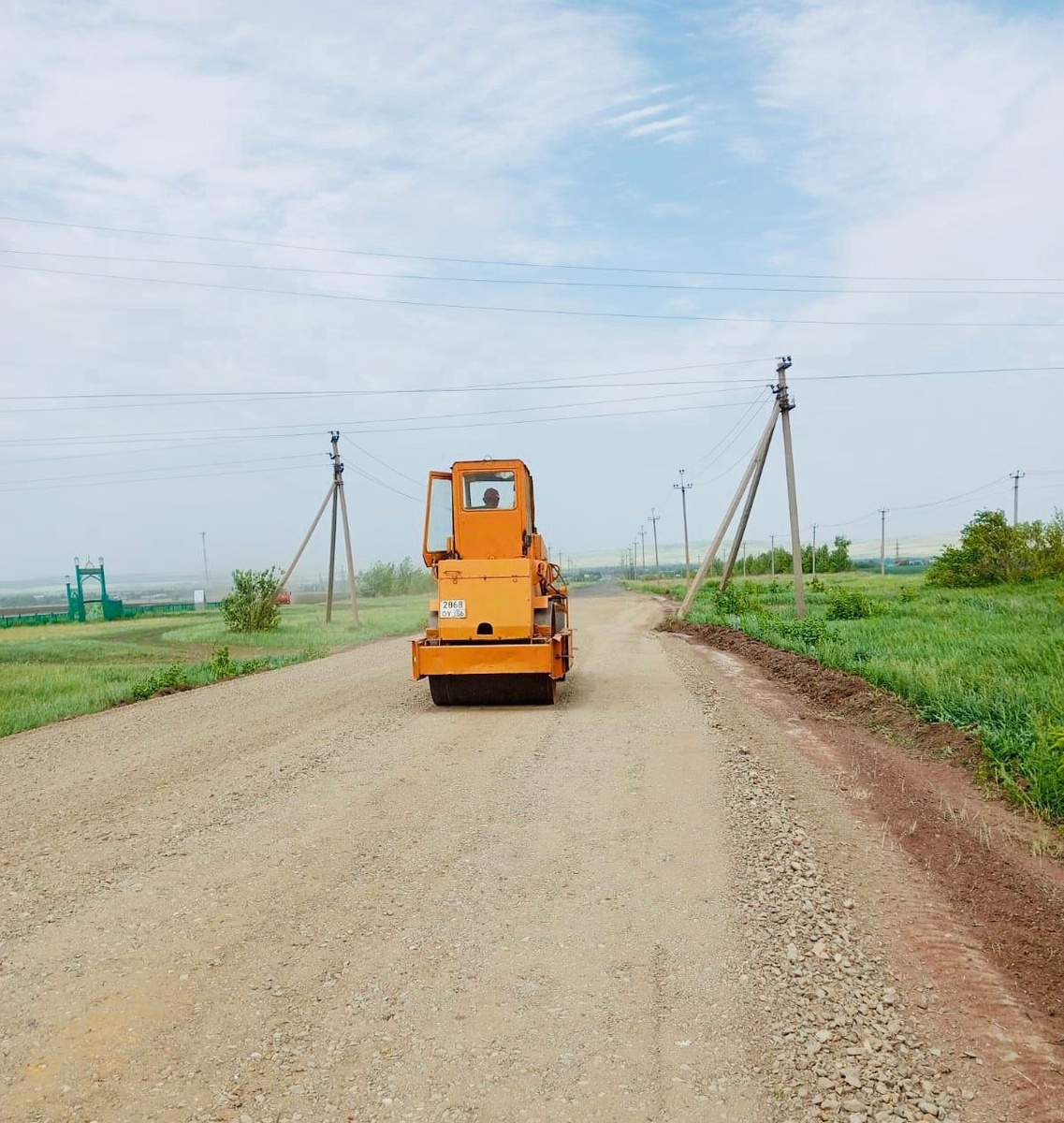    В Оренбургской области продолжается ремонт дорог с гравийным покрытием Андрей Севостьянов
