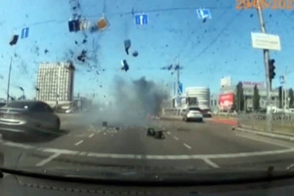    И тут снова случился американский удар по своим, - правда, без взрыва. Черный столб ракеты почти вертикально падает на забитую машинами дорогу и разворачивает асфальт REUTERS