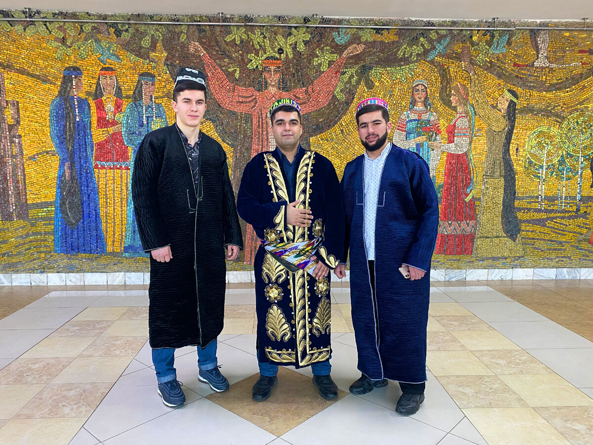 Таджики изменить. Таджикская одежда. Таджикский национальный костюм. Таджикская Национальная одежда. Таджикская Национальная одежда мужская.