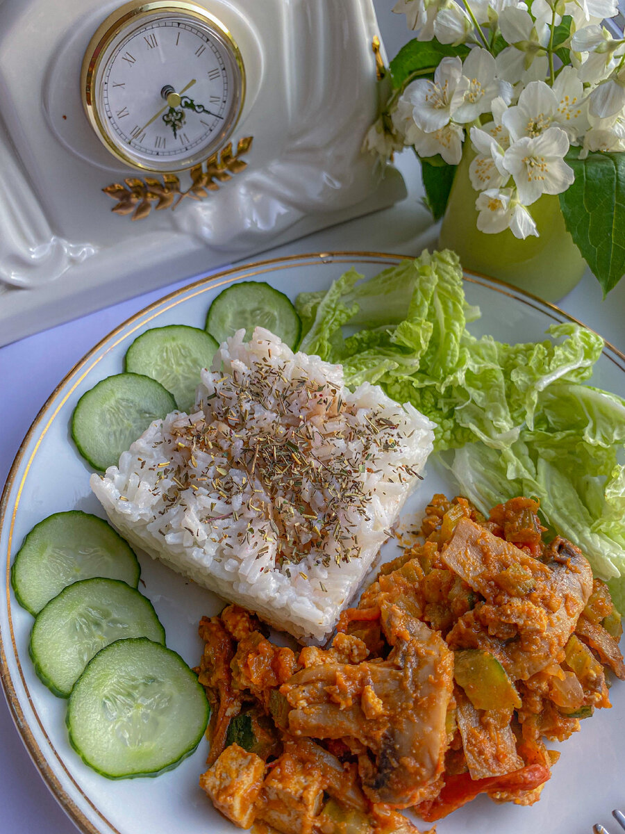 К рису я добавила соевый соус и сушёный розмарин. Фото автора 