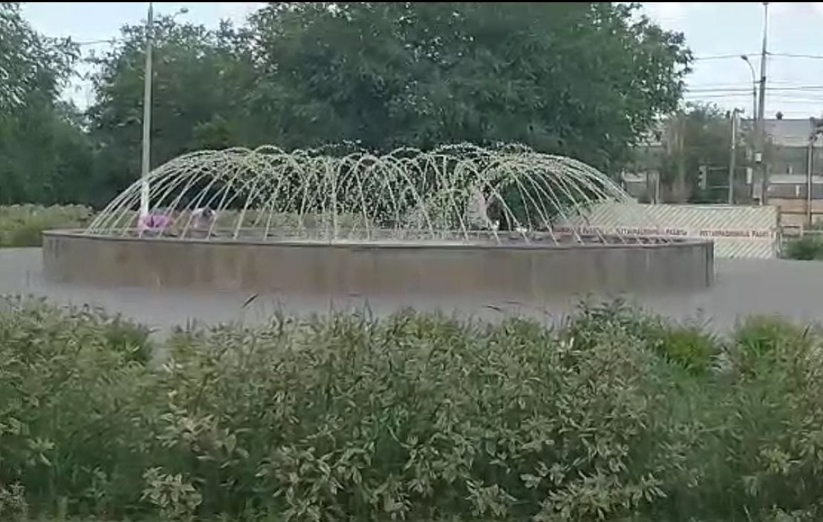    Волгоградцы жалуются на желтую воду в фонтане в парке 70-летия Победы