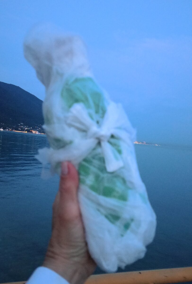 Варенье земляничное домашнее. В пластиковой бутылке. Потому как летело самолётом