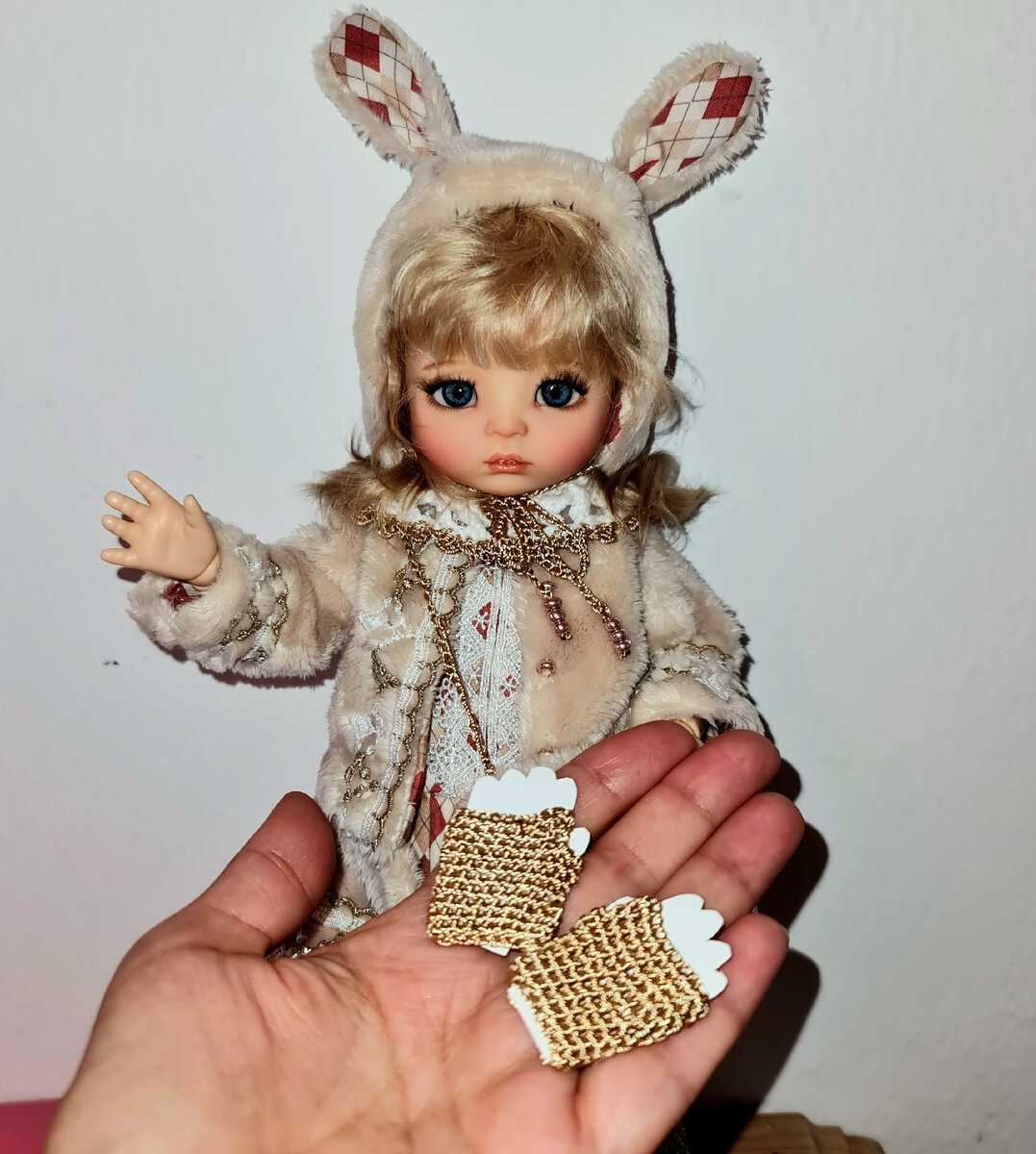 Детальки наряда для карамельного зайки - золотые митенки.