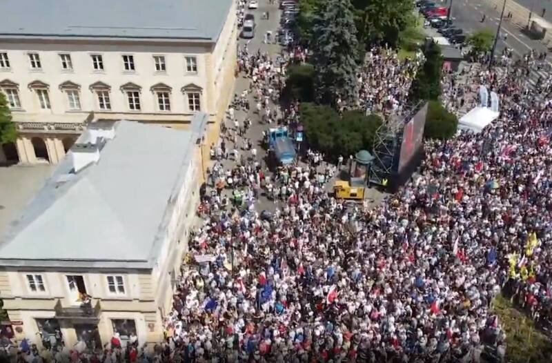 Пол столицы. Митинг. Митинги в Польше. Митинги сегодня. Французская оппозиция.