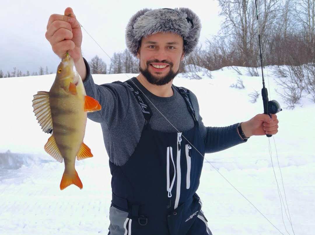 Крупный окунь, отличный трофей.