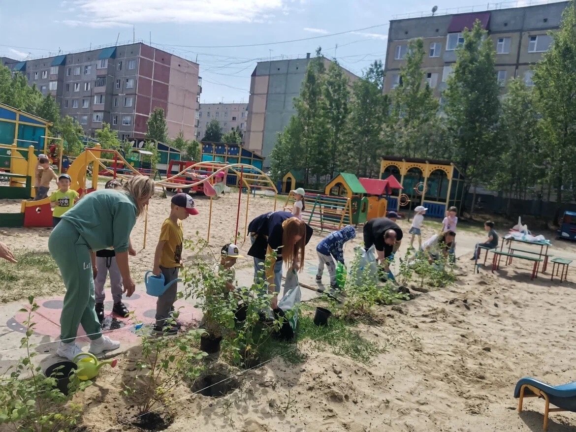 В Ноябрьске в детском саду прошло мероприятие «Посади цветок – укрась планету» в рамках акции, приуроченной ко Дню окружающей среды. ФОТО С ОФИЦИАЛЬНОЙ СТРАНИЦЫ В СОЦСЕТИ VK.COM/ER_NSK89 