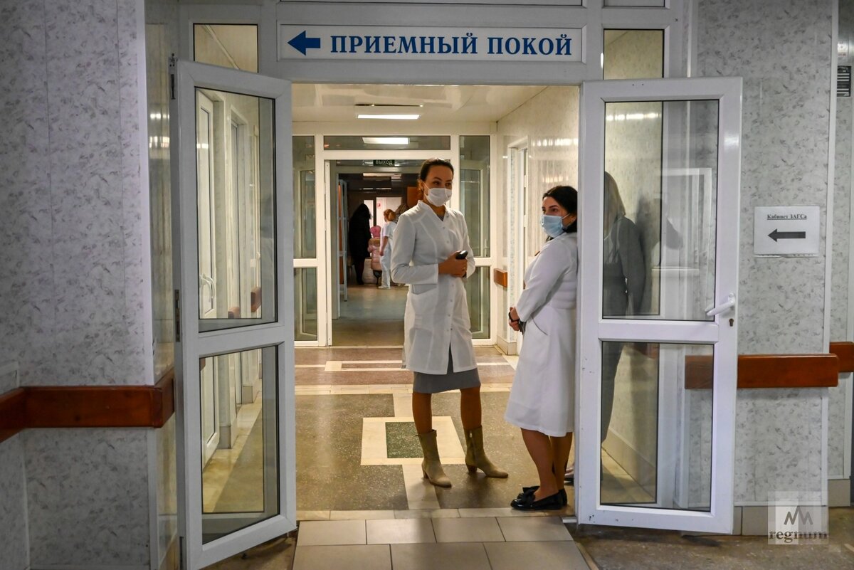    Сотрудники скорой клинической помощи в отделении реанимации Александр Погожев © ИА REGNUM