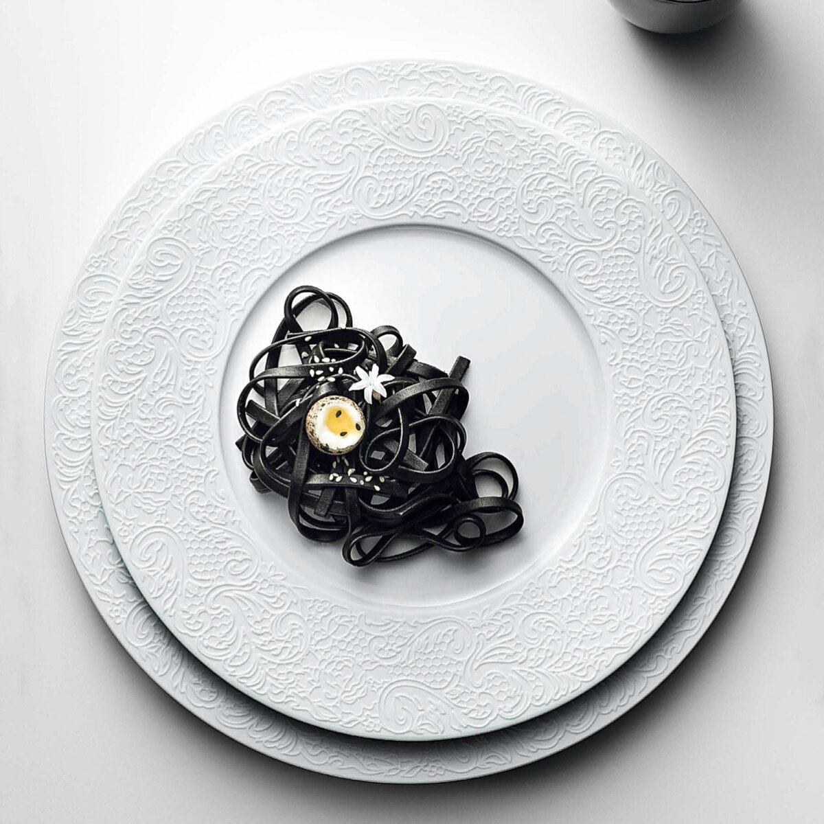 На тарелке L Couture сразу кажется, что и пасту выложили кружевным узором