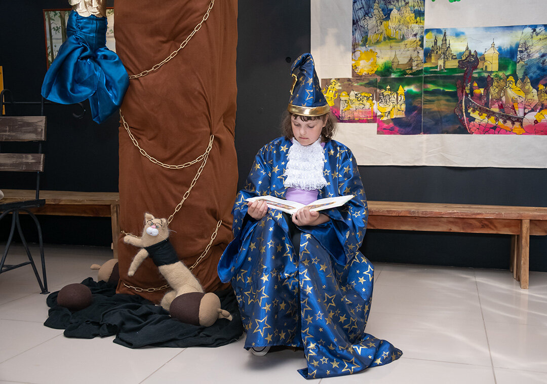 Юлия, ученица 4 «Г» класса школы № 12, выбрала роль мудреца-звездочета из сказки Пушкина «О золотом петушке». «Из всех персонажей он самый положительный», – считает девочка. Фото Дмитрия АГАТИЯ
