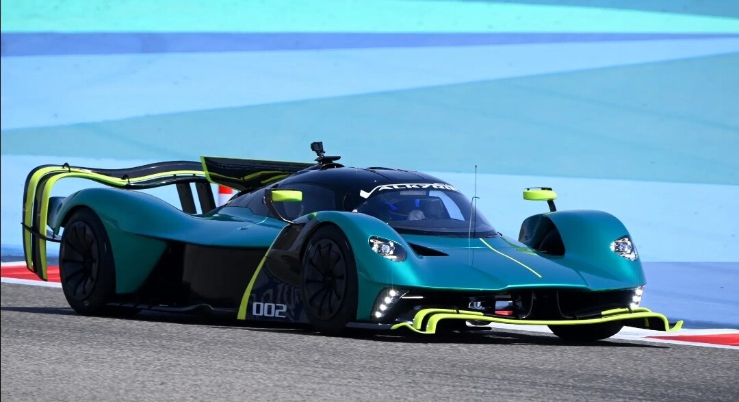 Aston Martin Valkyrie: новый уровень гибридной технологииAston Martin Valkyrie – это гибридный двухместный спортивный автомобиль, созданный в сотрудничестве с компанией Red Bull Racing. Первоначально представленный в 2016 году под кодовым названием AM-RB001, этот автомобиль занял своё место в линейке легендарной британской марки.Проект Aston Martin Valkyrie всегда привлекал внимание своей уникальной концептуальной разработкой и техническими особенностями. Каждый экземпляр автомобиля собирается полностью вручную, и каждый из них имеет свой собственный номер.Дизайн Aston Martin Valkyrie имеет множество особенностей, которые встречаются редко в гоночных автомобилях и неизбежно привлекают внимание. Передняя часть автомобиля выполнена в виде круглого отверстия с овальным выступом в центре, колесные арки находятся очень близко к кузову. Купе имеет стреловидную форму с очень низким профилем. На задней панели смонтированы огромные диффузор и подушка для увеличения аэродинамической эффективности.Aston Martin Valkyrie оснащена V-образным двигателем от Cosworth, вырабатывающим мощность 1000 л.с. Кроме того, автомобиль имеет электрический двигатель, который производит дополнительную мощность на ускорении, батарея которого заряжается при торможении. Производители обещают, что Valkyrie будет способен достигать скорости 354 км/ч. Ожидается, что до 60 км/ч автомобиль ускорится менее чем за 2,5 секунды.Но не только двигатель отличает Valkyrie от других спортивных автомобилей. Aston Martin применяет новые технологии в кузове автомобиля и производственном процессе. Один из самых удивительных аспектов производства – этот автомобиль не имеет задних стекол. Вместо этого используется камера, которая передаёт изображение на ЖК-дисплей вместо традиционного салонного зеркала заднего вида. Такой подход обеспечивает лучший обзор и аэродинамический профиль для автомобиля.Aston Martin Valkyrie - это настоящее произведение искусства в области автомобилестроения. Его дизайн, технические характеристики, внедрение новых технологий и способ производства являются примерами передовых технологий в автомобильной индустрии. Этот автомобиль не просто новый уровень гибридной технологии; это новая веха в истории легендарной марки Aston Martin.