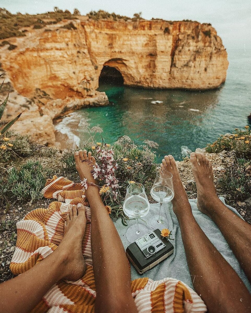 Лето-прекрасная время для отдыха и развлечений. Люди в летнее время отправляются в поездку  в либо на наши российские  курорты либо заграничные и зарубежные. Сейчас я вам подробно объясню как нужно правильно отдыхать.  Первое правило . Отдыхать только в спокойных местах, где малолюдно,так как отдых  там способствует расслаблению. Второе правило. Не есть что попало,а только полезную еду:больше фруктов ,овощей и напитков только безалкогольных.И наконец, третье правило. Раньше ложитесь спать,чтобы рано встретить рассвет.