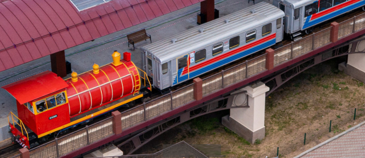 Кадр из виртуальной экскурсии по Свердловской детской железной дороге.