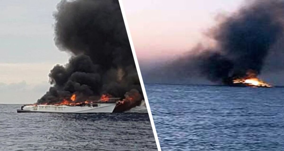 Красная лодка в море