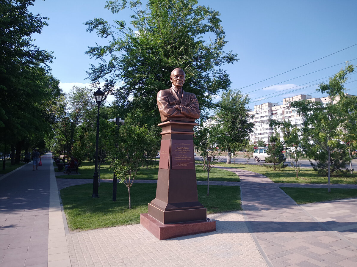 Памятник Василию Лановому. Волгоград | Per aspera ad astra | Дзен