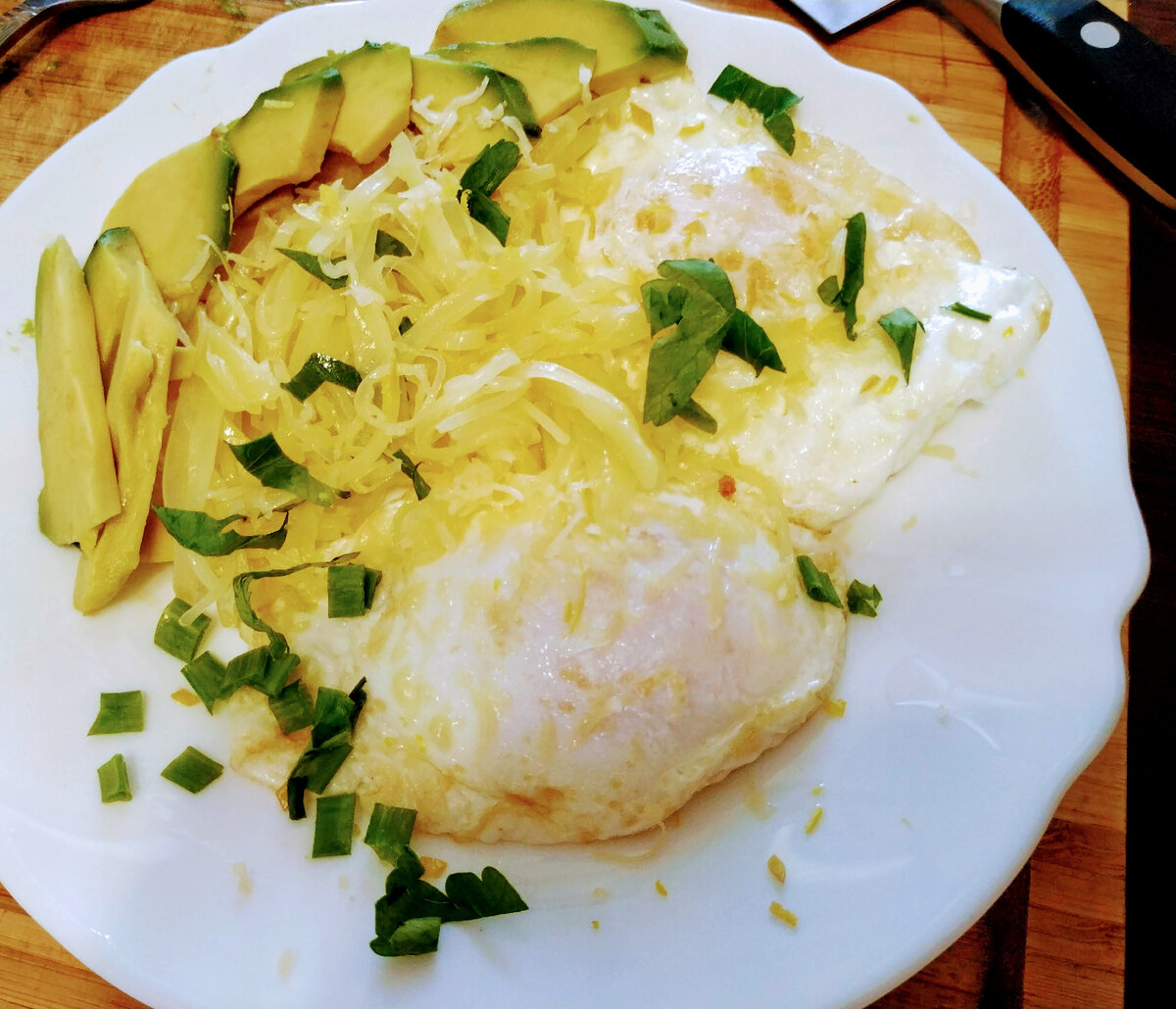 Вариант завтрака. На этом фото яйца с авокадо и соломкой из бланшированого сырого картофеля. Фото 1.