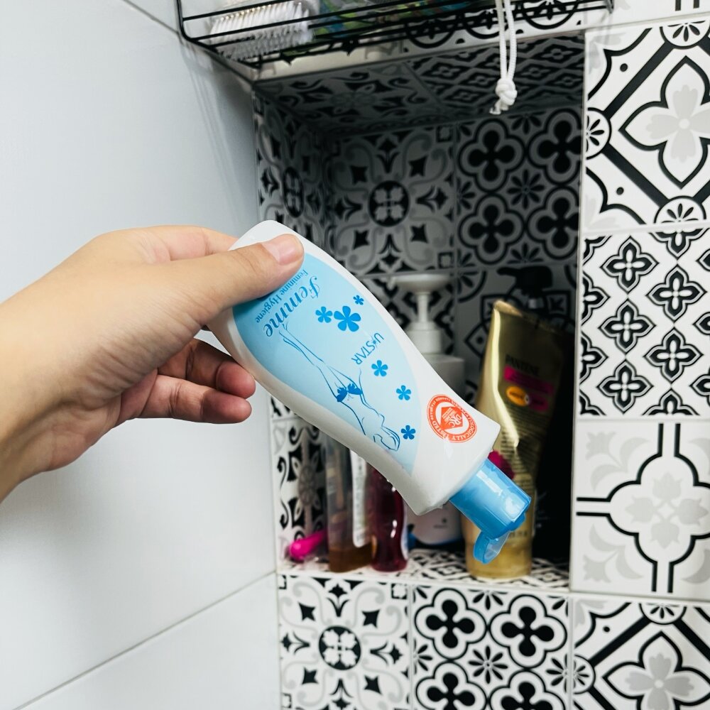 Гель для женской гигиены иностранного производства. Приятный, немного холодит и освежает интимные места