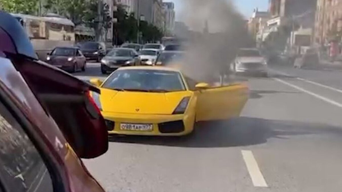 Lamborghini загорелась во время движения по Садовому кольцу | НОВЫЕ  ИЗВЕСТИЯ | Дзен