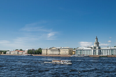    Университетская набережная в Санкт-Петербурге ©Alex 'Florstein' Fedorov, CC BY-SA 4.0 Wikipedia.org