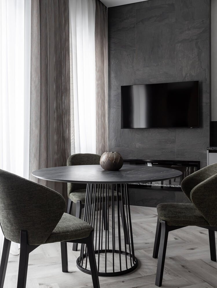 Квартира в Челябинске, дизайнер Юлия Янгирова. Обеденная зона. Стулья, Enza Home. Шторы пошиты в мастерской Ирины Самуиловой.