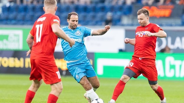    Роман Широков с мячом в борьбе с Романом Шишкиным.Евгений Асмолов ФК «Зенит»