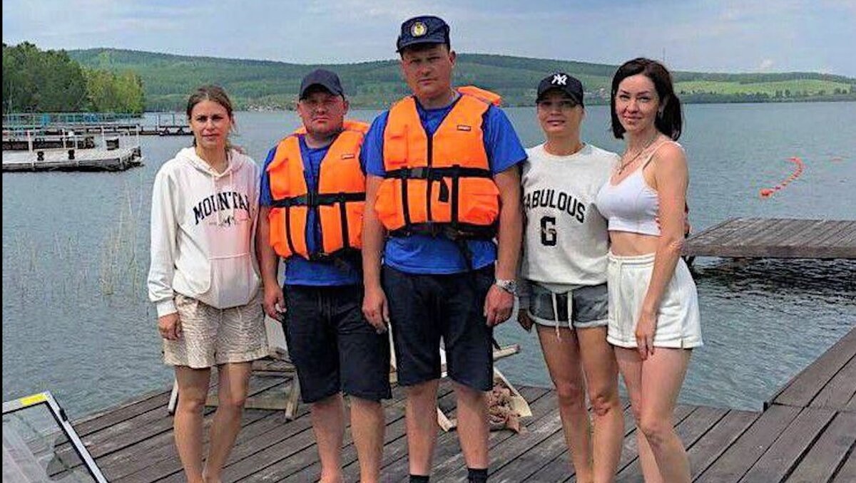     В Шарыповском районе три девушки катались на SUP-досках на озере. Их стало уносить волнами.