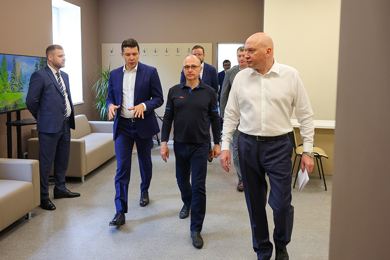    Сергей Кириенко и Антон Алиханов посетили филиал помощи военнослужащим