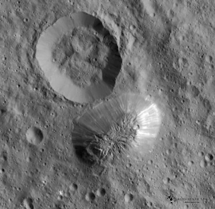      Гора Ахуна (снизу). Церера, разрешение 35 метров на один пиксель. Фото НАСА.