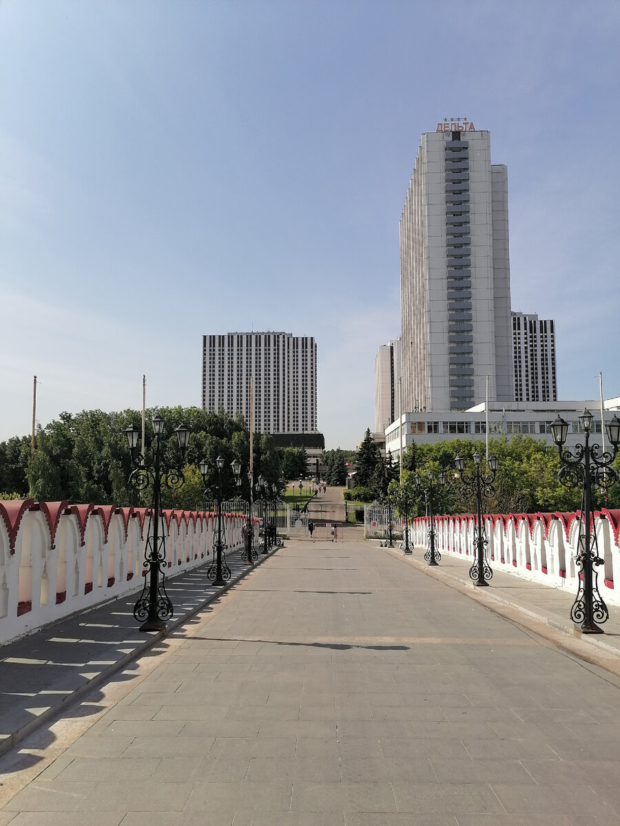 Это вид с моста Кремля на гостиничный комплекс Измайлово