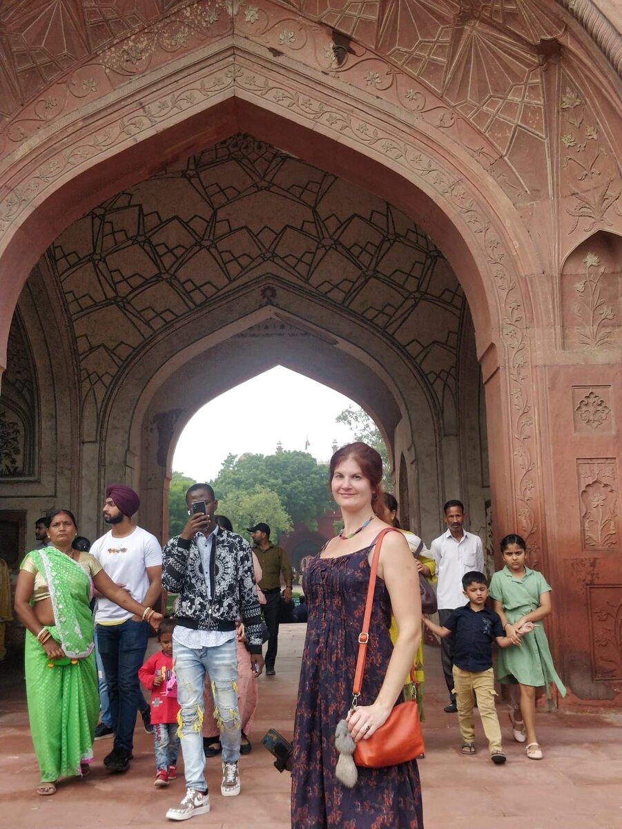 Центральный вход в форт...с дырой над главной аркой.